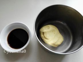 黄米面用温水和成稍软一点的面团，具体用多少水，没计量，和面的时候凭手感，红糖用少许的温水花开