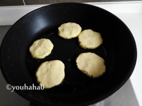 面团分成5个小面饼，油热后放入面团