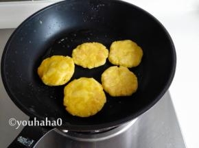 务必大火煎，用锅铲不停的按压面团，一面煎黄后翻面