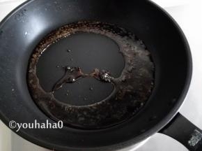 融化的红糖水倒入刚才用的锅中，小火烧开