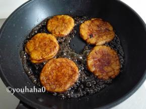 把煎好的油糕放入红糖液中，2面沾满糖汁