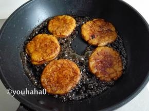 把煎好的油糕放入红糖液中，2面沾满糖汁