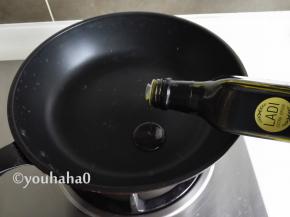 不粘锅中放入一大勺橄榄油