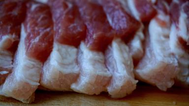 五花肉先切成约1.5cm宽条