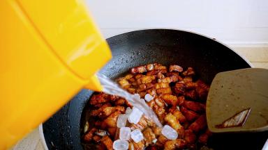 加入开水，水量一定要没过肉，大火烧开转小火焖煮1.5小时。