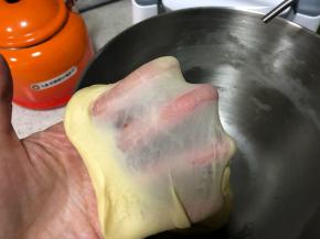 检查面团可以拉出很薄的膜即可