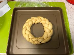 编好的辫子面卷首位捏紧，一定要捏紧哈，以免再次发酵时裂开