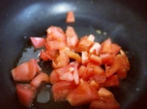 番茄洗干净切块，锅中放入油，加入切好的番茄煸炒。