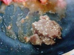 炒腌制好肉糜，按自己口味腌制肉糜。(肉糜是我做肉肠剩下的)