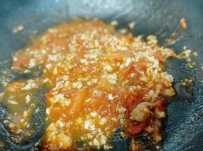 加入少许盐，调味出锅。