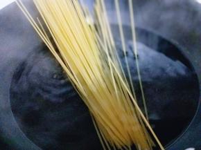 煮意大利面，水烧开后下入意大利面。