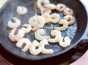 清炒炒虾仁，锅中加入油，再加入虾仁，翻炒，加入料酒。