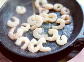 清炒炒虾仁，锅中加入油，再加入虾仁，翻炒，加入料酒。