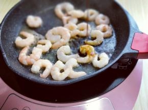 再加入生抽，快速翻炒即可出锅。