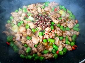 放入花椒爆香。