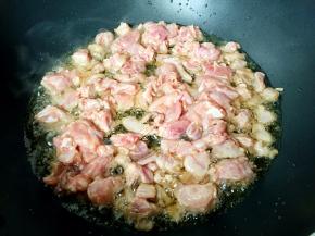 放入兔肉翻炒变色。