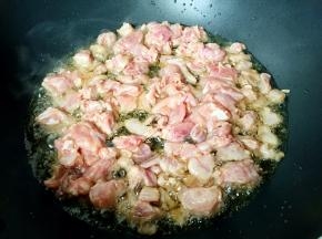 放入兔肉翻炒变色。