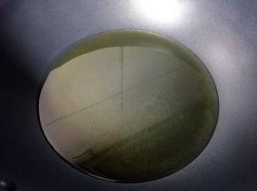 热锅倒油烧至八成热。