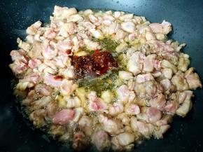 放入豆瓣酱炒出香味。