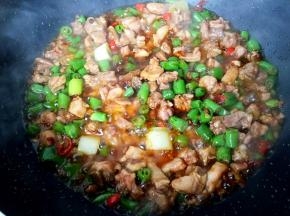 加入适量生抽和醋翻炒均匀，大约煮1-2分钟即可出锅。