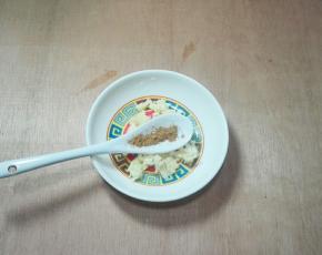 蒜瓣拍成蒜糜，放少许十三香