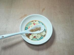蒜瓣拍成蒜糜，放少许十三香