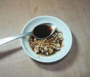 放一勺生抽一勺醋调成调料汁