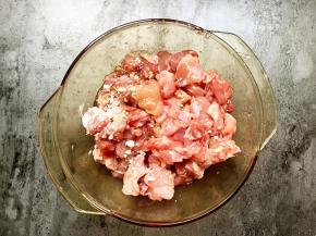 兔肉洗净加入适量生抽、料酒和淀粉拌匀。