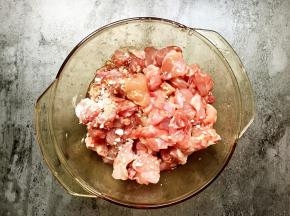 兔肉洗净加入适量生抽、料酒和淀粉拌匀。