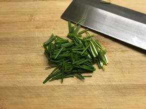 香葱洗净后吸干水份切段。