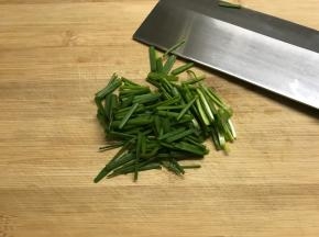 香葱洗净后吸干水份切段。
