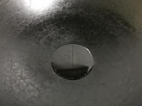 锅中倒入适量油。