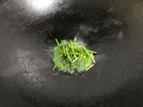 把香葱放入锅中。