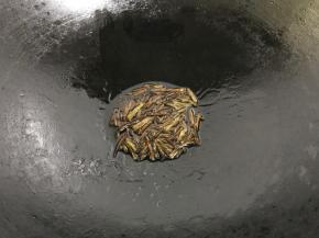 开小火炸至葱叶变成焦黄色。