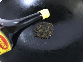 倒入1勺美极鲜味汁。