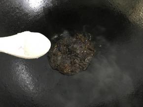 再加入适量的糖,煮至酱料冒泡，大约2分钟，这样葱油就熬制好了。