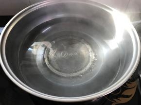 另取一锅，加水煮开。