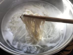 放入面条煮开。