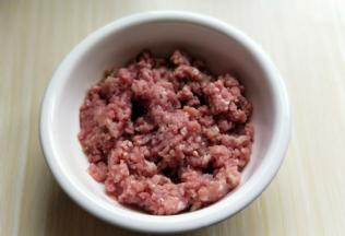 肉糜，我超市买的，让店员帮忙绞成肉馅的，这里不强调，自己剁，食用料理机都可以。