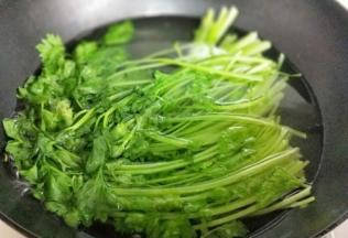 香芹去根，冷水冲洗后焯水，锅中加入适量清水，大火烧开，加入香芹，1分钟后捞出。