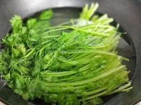 香芹去根，冷水冲洗后焯水，锅中加入适量清水，大火烧开，加入香芹，1分钟后捞出。