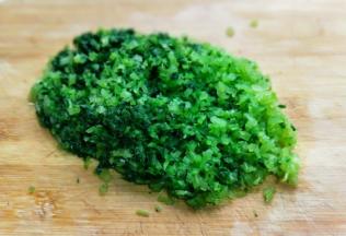 捞出后立即过冷水，捞出淋干水份。之后将香芹切碎。