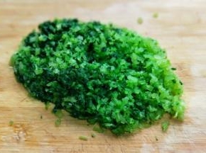 捞出后立即过冷水，捞出淋干水份。之后将香芹切碎。