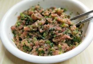 加入拌好的肉馅中，搅拌均匀。