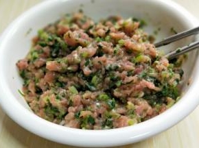 加入拌好的肉馅中，搅拌均匀。