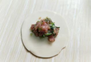 取一张饺子皮，放入适合的馅料。(饺子皮我是超市买的，如果自己和面，擀饺子皮也可以呦～)