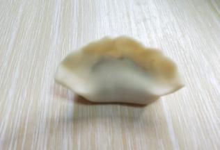 再将两边捏紧。