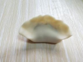 再将两边捏紧。