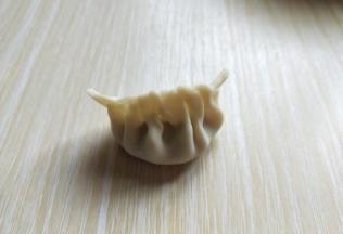 捏出皱褶，依次包完。