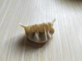 捏出皱褶，依次包完。